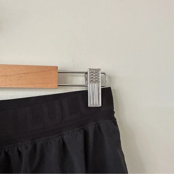 Lululemon Vented Shorts Size M - Picture 4 of 4